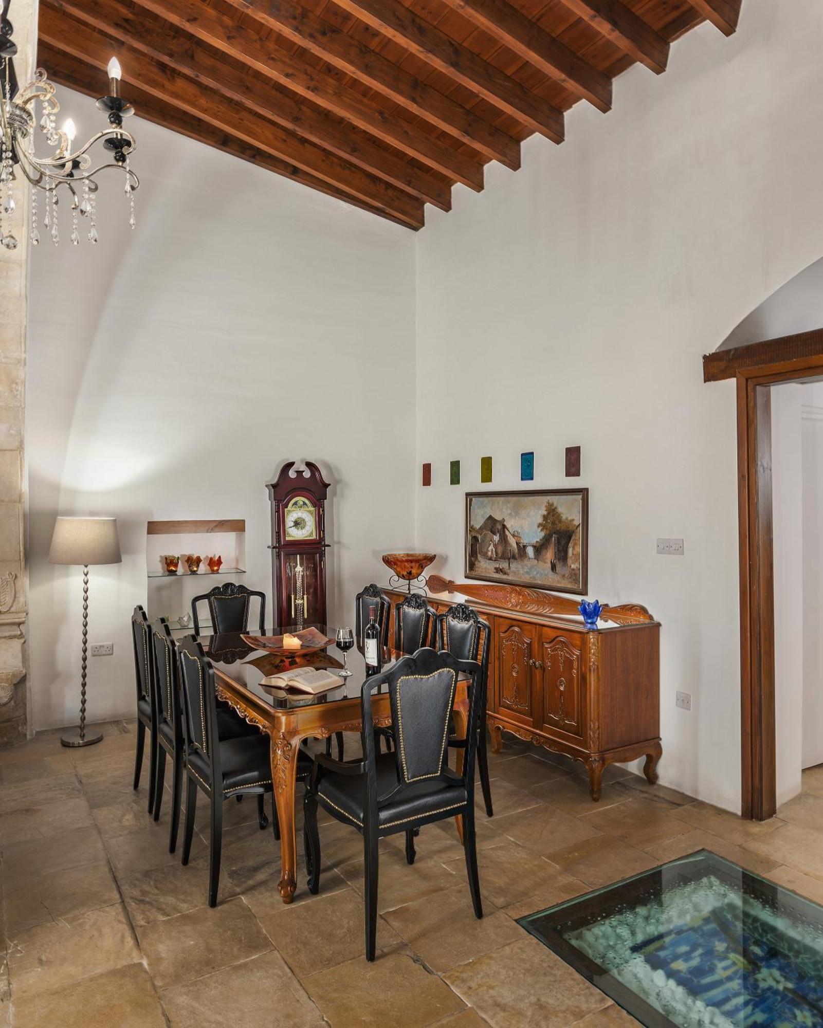 Oinoessa Traditional Boutique *